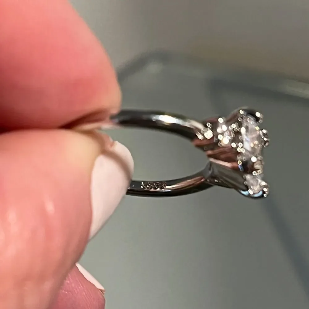 The Cushion Cut Classic in 925 and cubic zirconia.